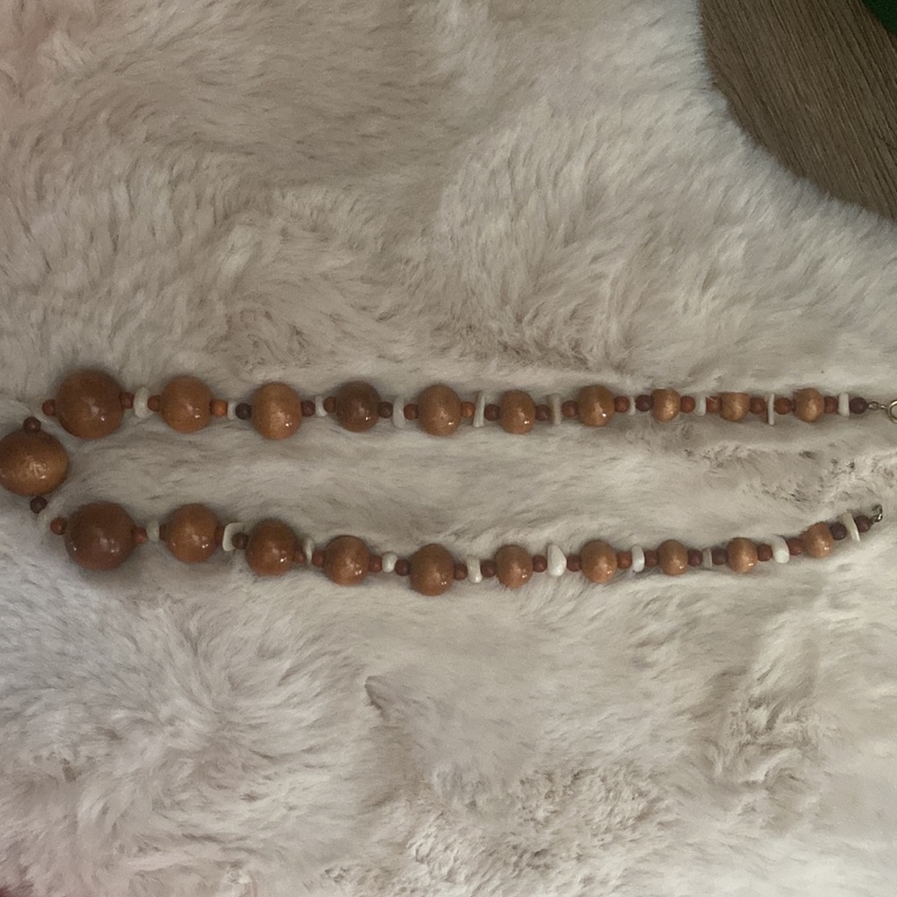 VINTAGE Wooden Necklace 70s style Wood Beads and White Shells 20” long - Picture 3 of 4